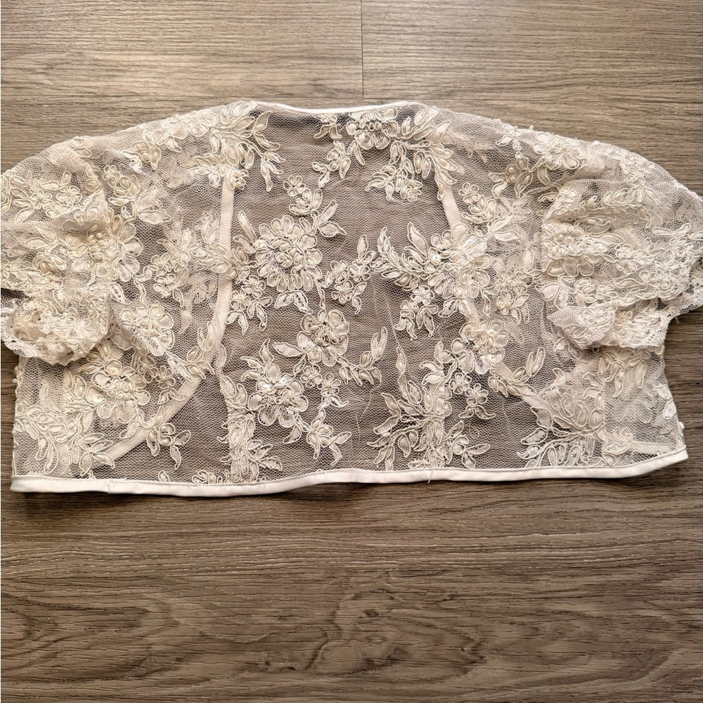 Elegant Lace Bolero Jacket - Picture 4 of 7